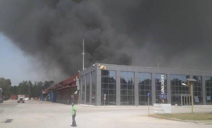 Πυροσβεστικές δυνάμεις από όλη τη Μακεδονία και Θράκη επιχειρούν στο φλεγόμενο εργοστάσιο