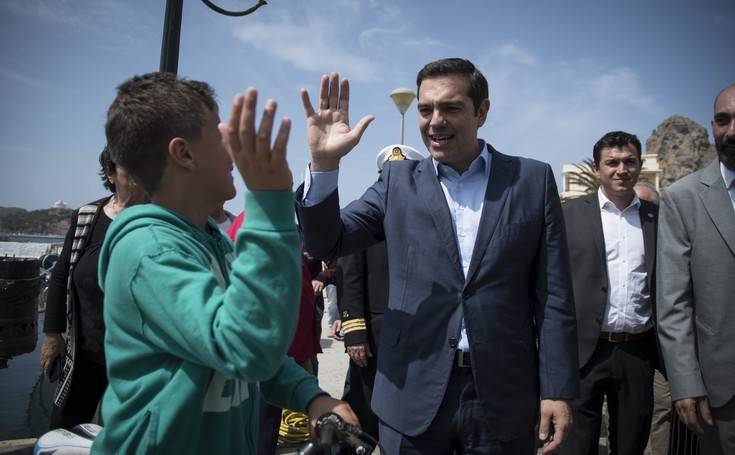 Τι άκουσε ο Τσίπρας στην βόλτα που έκανε για 40 λεπτά στους δρόμους της Λήμνου