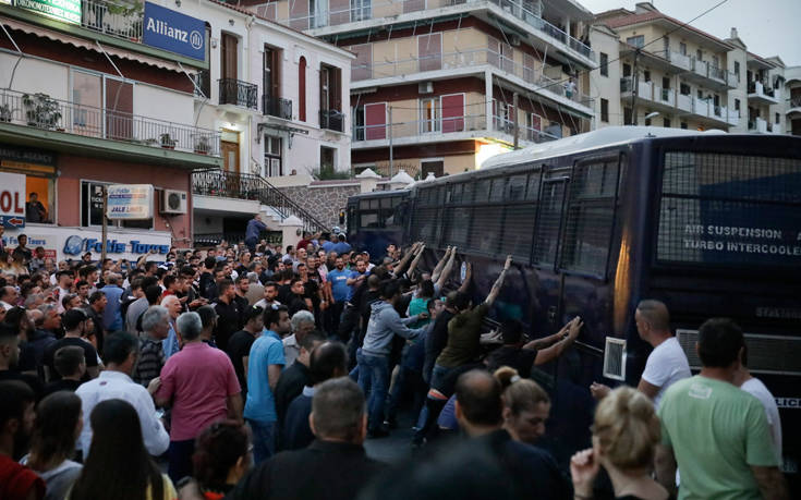 Ένταση στη συγκέντρωση στη Μυτιλήνη για την επίσκεψη Τσίπρα