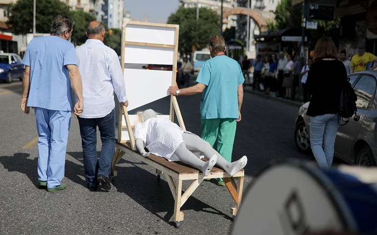 Με λαιμητόμο διαδήλωσαν οι εργαζόμενοι νοσοκομείων στη Θεσσαλονίκη