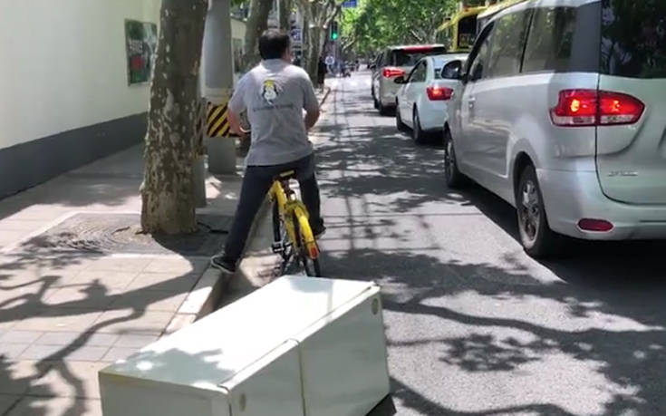 Έτσι μεταφέρουν ένα ψυγείο στη Σαγκάη