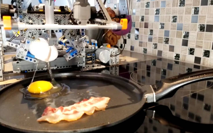 Έφτιαξε μηχάνημα από Lego για να ετοιμάζει πρωινό στον πατέρα του