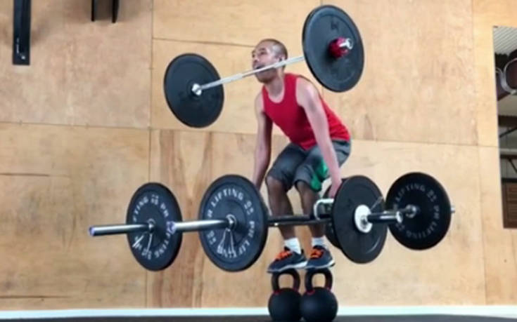 Σηκώνοντας 90 κιλά ακόμη και με το στόμα