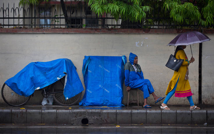 Φονική θύελλα με δεκάδες νεκρούς στην Ινδία