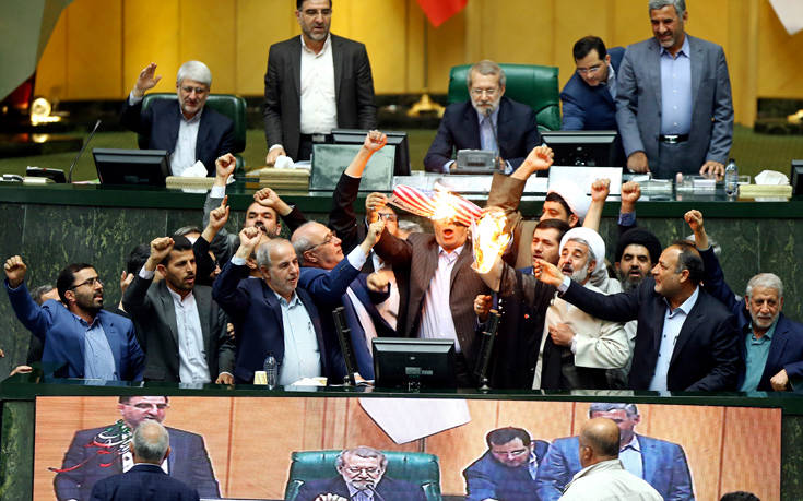 Ιρανοί βουλευτές έκαψαν αμερικανική σημαία μέσα στο κοινοβούλιο
