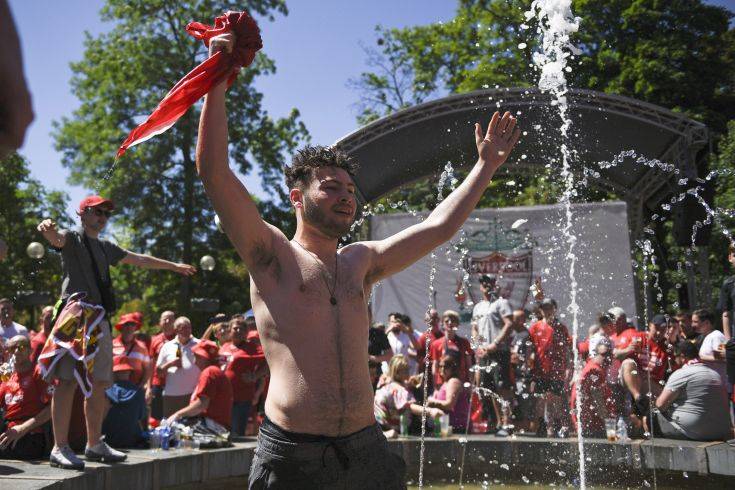Liverpool supporters sing near a fountain in Kiev, Ukraine, Saturday, May 26, 2018. Supporters were gathering in Kiev ahead of the Champions League final soccer match between Real Madrid and Liverpool later Saturday. (AP Photo/Andrew Shevchenko) Liverpool supporters sing near a fountain in Kiev, Ukraine, Saturday, May 26, 2018. Supporters were gathering in Kiev ahead of the Champions League final soccer match between Real Madrid and Liverpool later Saturday. (AP Photo/Andrew Shevchenko)