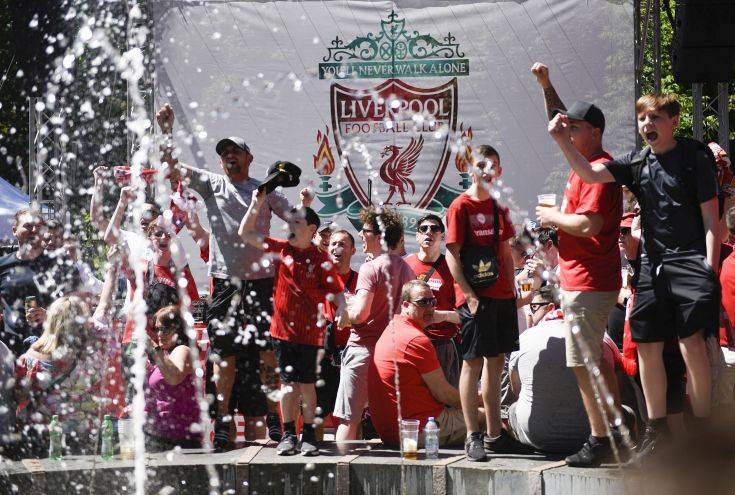 Liverpool supporters sing near a fountain in Kiev, Ukraine, Saturday, May 26, 2018. Supporters were gathering in Kiev ahead of the Champions League final soccer match between Real Madrid and Liverpool later Saturday. (AP Photo/Andrew Shevchenko) Liverpool supporters sing near a fountain in Kiev, Ukraine, Saturday, May 26, 2018. Supporters were gathering in Kiev ahead of the Champions League final soccer match between Real Madrid and Liverpool later Saturday. (AP Photo/Andrew Shevchenko)