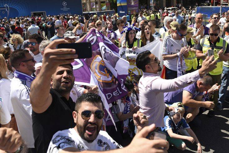 Real Madrid supporters react as they take selfies in Kiev, Ukraine, Saturday, May 26, 2018. Supporters were gathering in Kiev ahead of the Champions League final soccer match between Real Madrid and Liverpool later Saturday. (AP Photo/Andrew Shevchenko) Real Madrid supporters react as they take selfies in Kiev, Ukraine, Saturday, May 26, 2018. Supporters were gathering in Kiev ahead of the Champions League final soccer match between Real Madrid and Liverpool later Saturday. (AP Photo/Andrew Shevchenko)