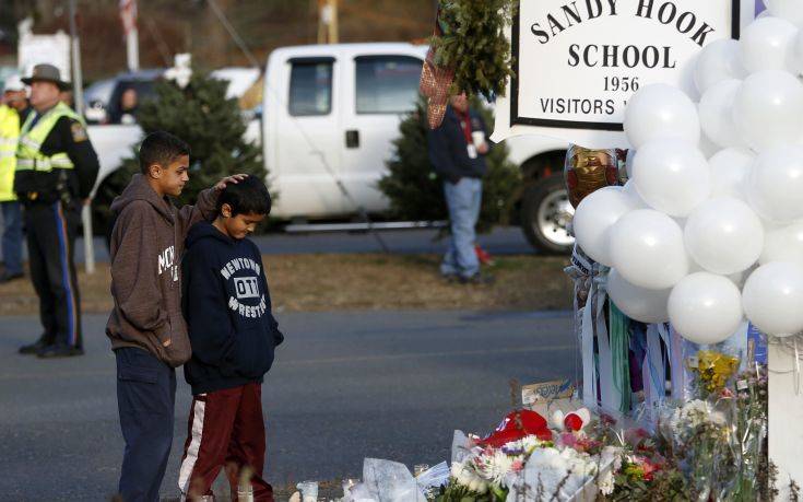 Μήνυση κατά συνωμοσιολόγου για τη σφαγή στο δημοτικό σχολείο Σάντι Χουκ