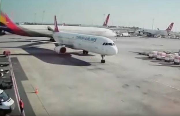Κορεατικό αεροπλάνο «ξήλωσε» την ουρά τουρκικού στο αεροδρόμιο Ατατούρκ