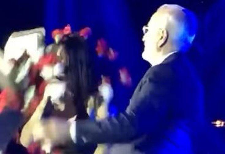 Ο Σαββίδης «λούζει» με γαρίφαλα την Πάολα