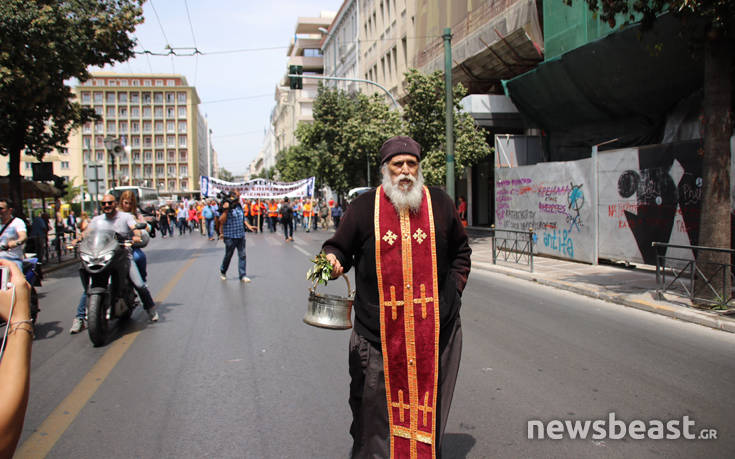 Ιερέας στην κεφαλή της πορείας της ΠΟΕΔΗΝ