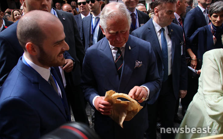 Για κουλούρι και λουκουμάδες στην πλατεία Αγίας Ειρήνης ο Κάρολος και η Καμίλα