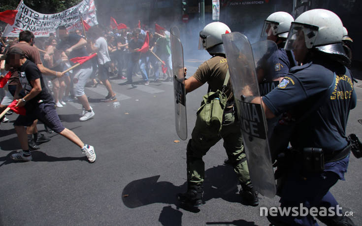 Ένταση, συμπλοκές και χημικά στο κέντρο της Αθήνας κοντά στα γραφεία του ΣΕΒ