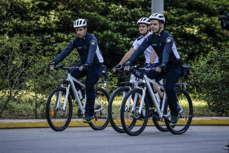 Αστυνομικοί με ποδήλατα σε 10 πόλεις