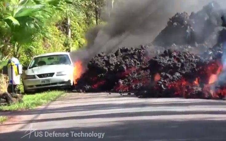 Η στιγμή που η λάβα του ηφαιστείου Κιλαουέα «καταπίνει» αυτοκίνητο
