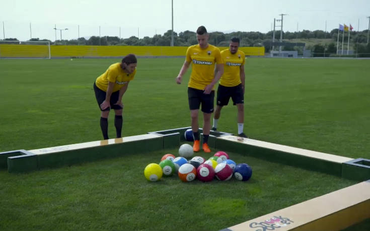 Οι παίκτες της AEK διδάσκουν μπιλιάρδο με… μπάλες ποδοσφαίρου