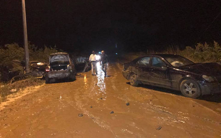 Καραμπόλα τριών αυτοκινήτων σε δρόμο γεμάτο λάσπη στις Σέρρες