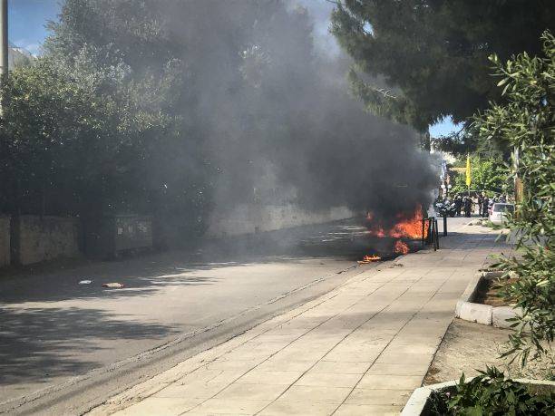 Οπαδοί της ΑΕΚ επιτέθηκαν σε οπαδούς του ΠΑΟΚ και έκαψαν το όχημά τους