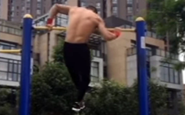 Κάνει moonwalk αψηφώντας τη βαρύτητα