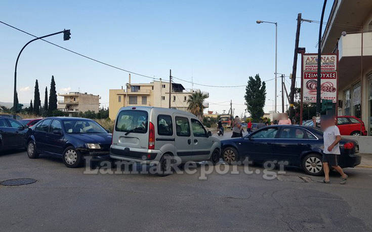 Καραμπόλα τριών αυτοκινήτων στη Λαμία