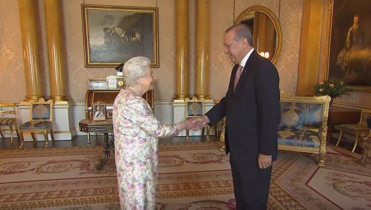 Η αμηχανία του Ερντογάν με τη βασίλισσα Ελισάβετ και τα αδύναμα αγγλικά του Τούρκου προέδρου