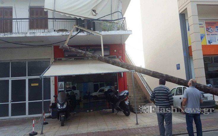 Στύλος ηλεκτρισμού έπεσε πάνω σε διαμέρισμα στα Χανιά
