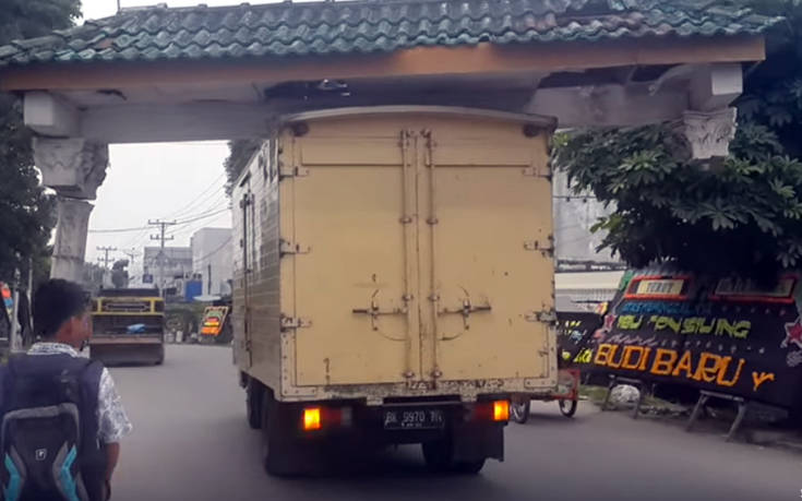 Φορτηγό κυκλοφορεί με μια&#8230; καμάρα στην οροφή