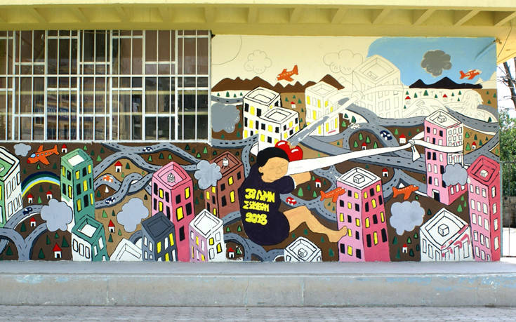 Τα πολύχρωμα γκράφιτι μαθητών στη Θεσσαλονίκη για την ειρήνη