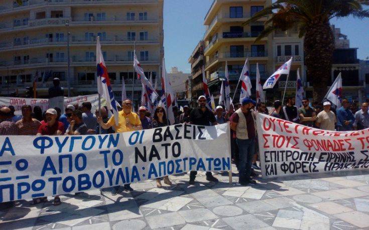 Εκατοντάδες άνθρωποι διαδήλωσαν για να κλείσει η βάση της Σούδας