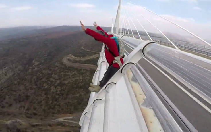 Κάνοντας&#8230; τσουλήθρα από μια γέφυρα