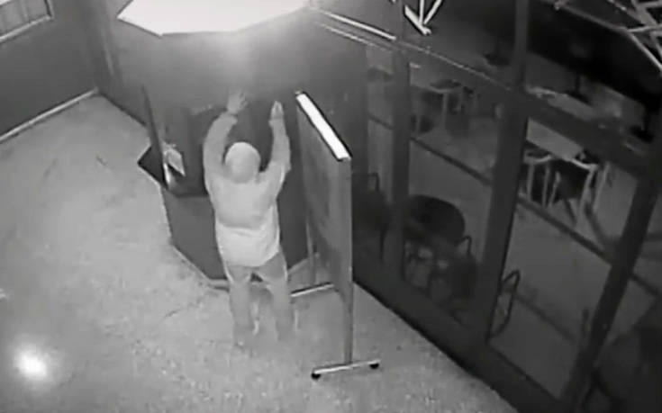 Περίεργος βανδαλισμός μέσα στη νύχτα στον κινηματογράφο «Τριανόν»