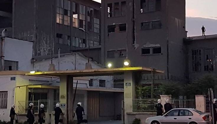 Σε εξέλιξη μεγάλη αστυνομική επιχείρηση απομάκρυνσης μεταναστών από την Πάτρα