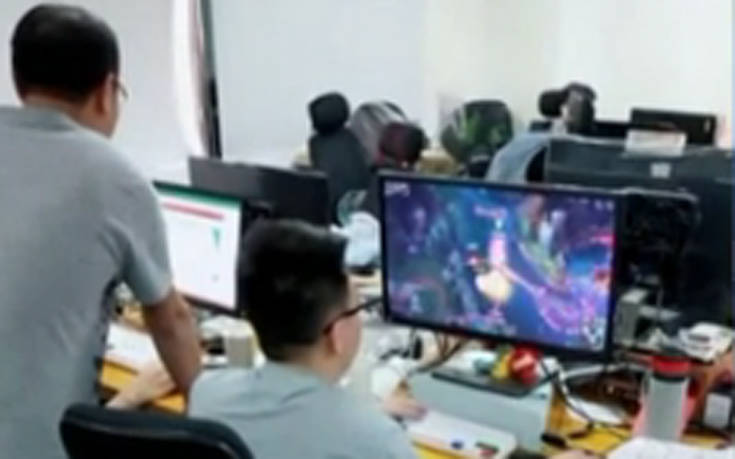 Κοροϊδεύοντας το αφεντικό μπροστά στα μάτια του