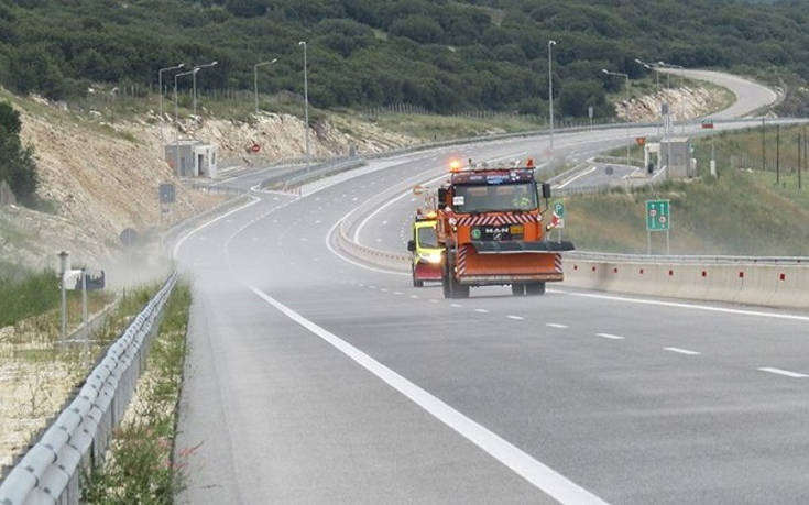 Βγήκαν τα αποχιονιστικά στην Ιόνια Οδό λόγω χαλαζόπτωσης