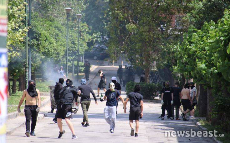 Μολότοφ και πετροπόλεμος γύρω από το Πολυτεχνείο