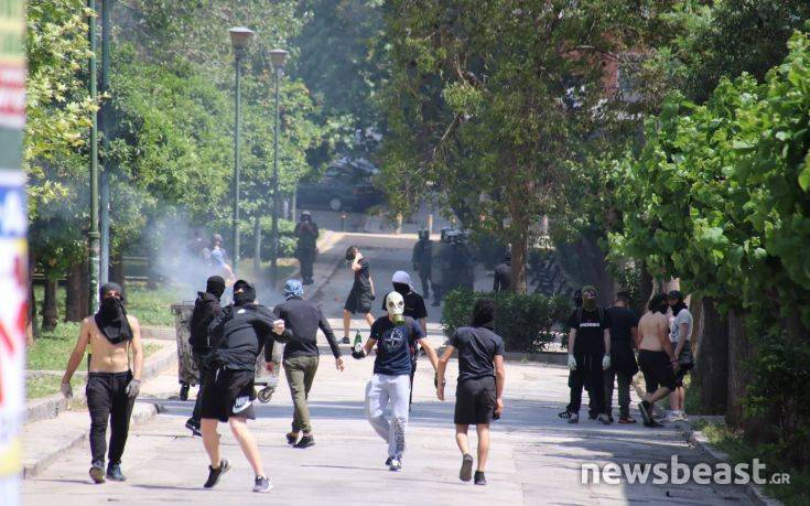 Μολότοφ και πετροπόλεμος γύρω από το Πολυτεχνείο