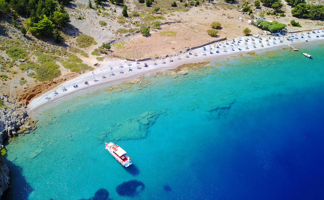 Η υπέροχη βοτσαλωτή παραλία της Σύμης