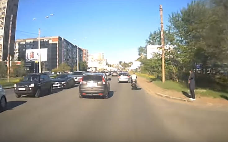 Οδηγός μηχανής έκανε κόλπα και την πάτησε