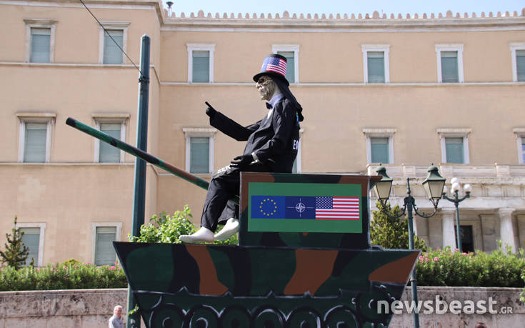 Με πολεμικά άρματα το ΠΑΜΕ στο Σύνταγμα
