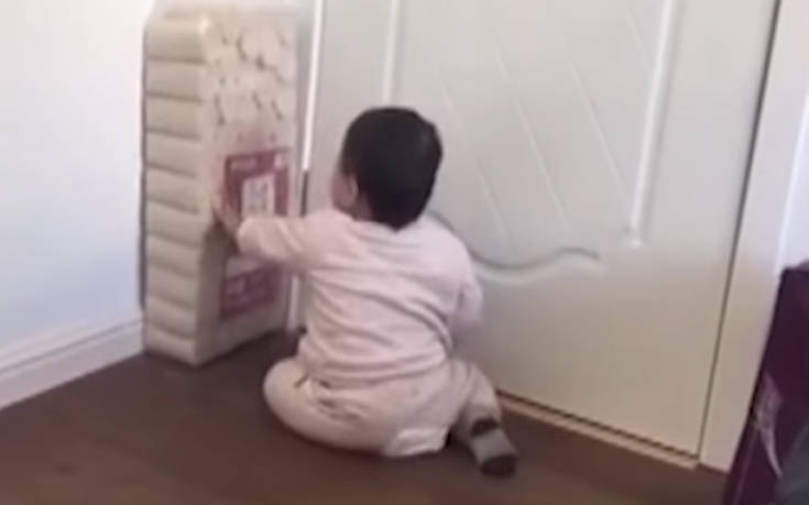 Η «μάχη» ενός μωρού με τα χαρτιά υγείας