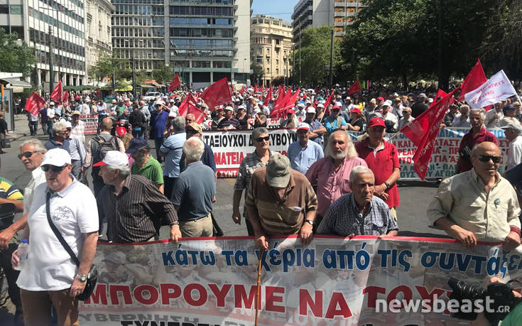 Έφτασαν στο Σύνταγμα οι συνταξιούχοι