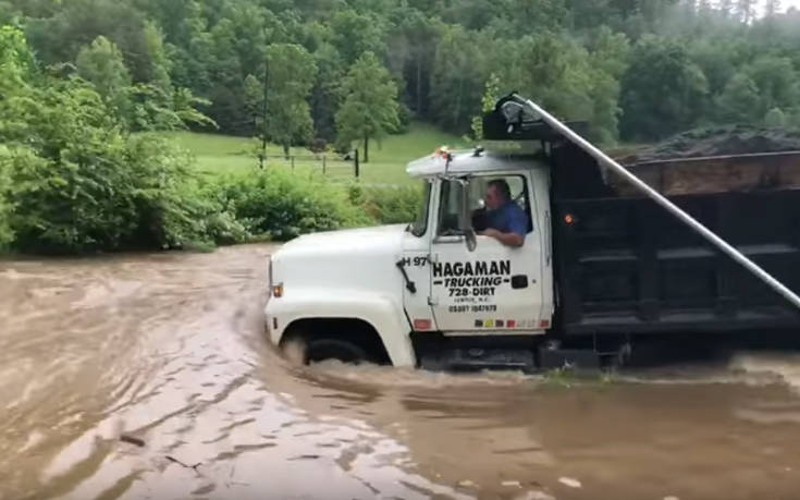 Φορτηγό δε σταματάει πουθενά και περνάει χείμαρρο σαν να είναι βάρκα