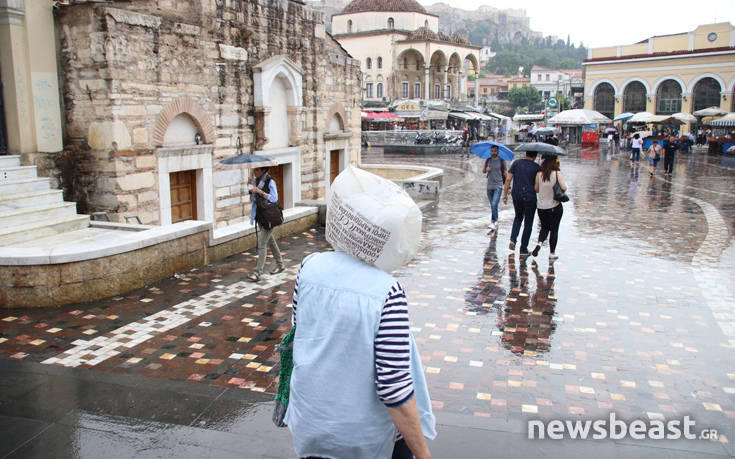 Εικόνες από την ανοιξιάτικη μπόρα στο κέντρο της Αθήνας