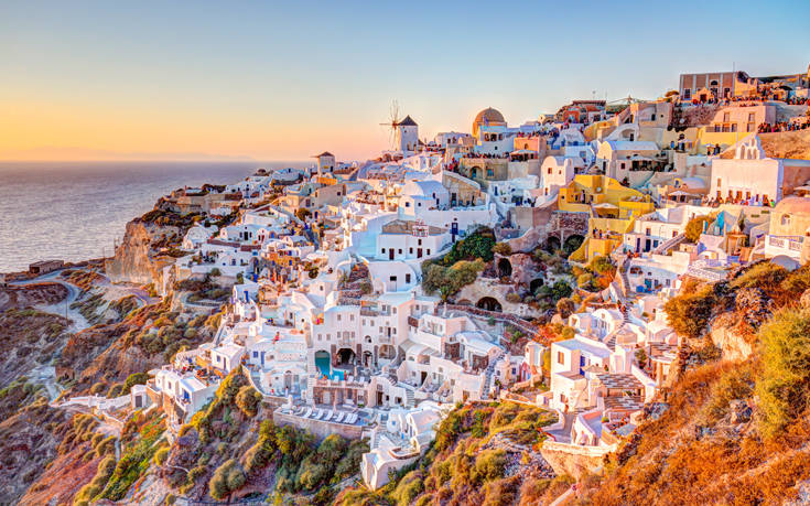 Η Ελλάδα δεύτερος δημοφιλέστερος προορισμός του 2019 για τους Βρετανούς