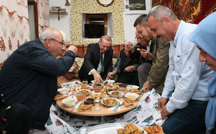 Στα φτωχά κοινωνικά στρώματα και στους πληθυσμούς της Ανατολίας «ποντάρει» ο Ερντογάν