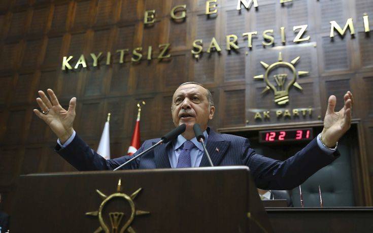 Bloomberg: Οι επενδυτές χάνουν την εμπιστοσύνη τους στην τουρκική οικονομία