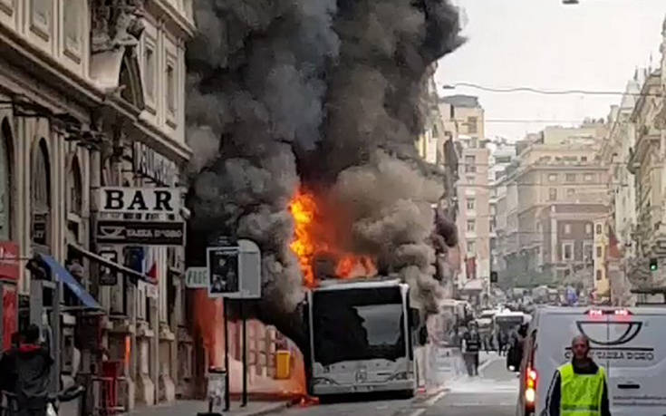 Λεωφορείο πήρε φωτιά στο κέντρο της Ρώμης λόγω έκρηξης ελαστικού