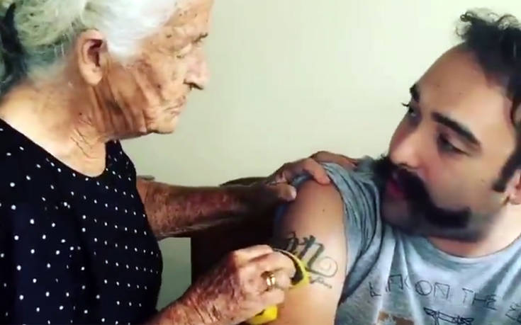 Μητέρα προσπαθεί να σβήσει με το σφουγγάρι το τατουάζ του γιου της