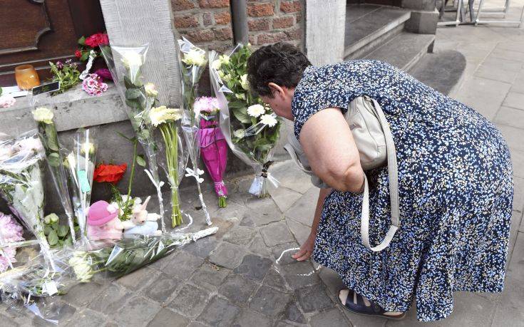 Λευκά τριαντάφυλλα και άσπρα μπαλόνια για τους νεκρούς της επίθεσης στη Λιέγη